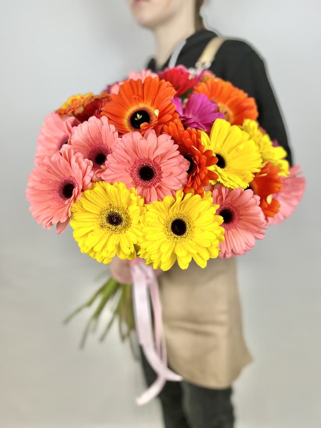 Красочный букет из 35 гербер микс в ассортименте Красочный букет из 35 гербер микс в ассортименте