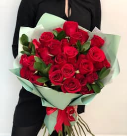 Букет из 35 красных Роз Эквадор с зеленью в матовой бумаге 100 см