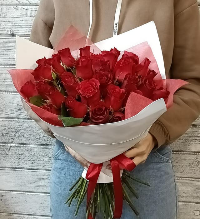 Роскошный букет из 35 красных роз Кения 35-40см в фоамиране Роскошный букет из 35 красных роз Кения 35-40см в фоамиране