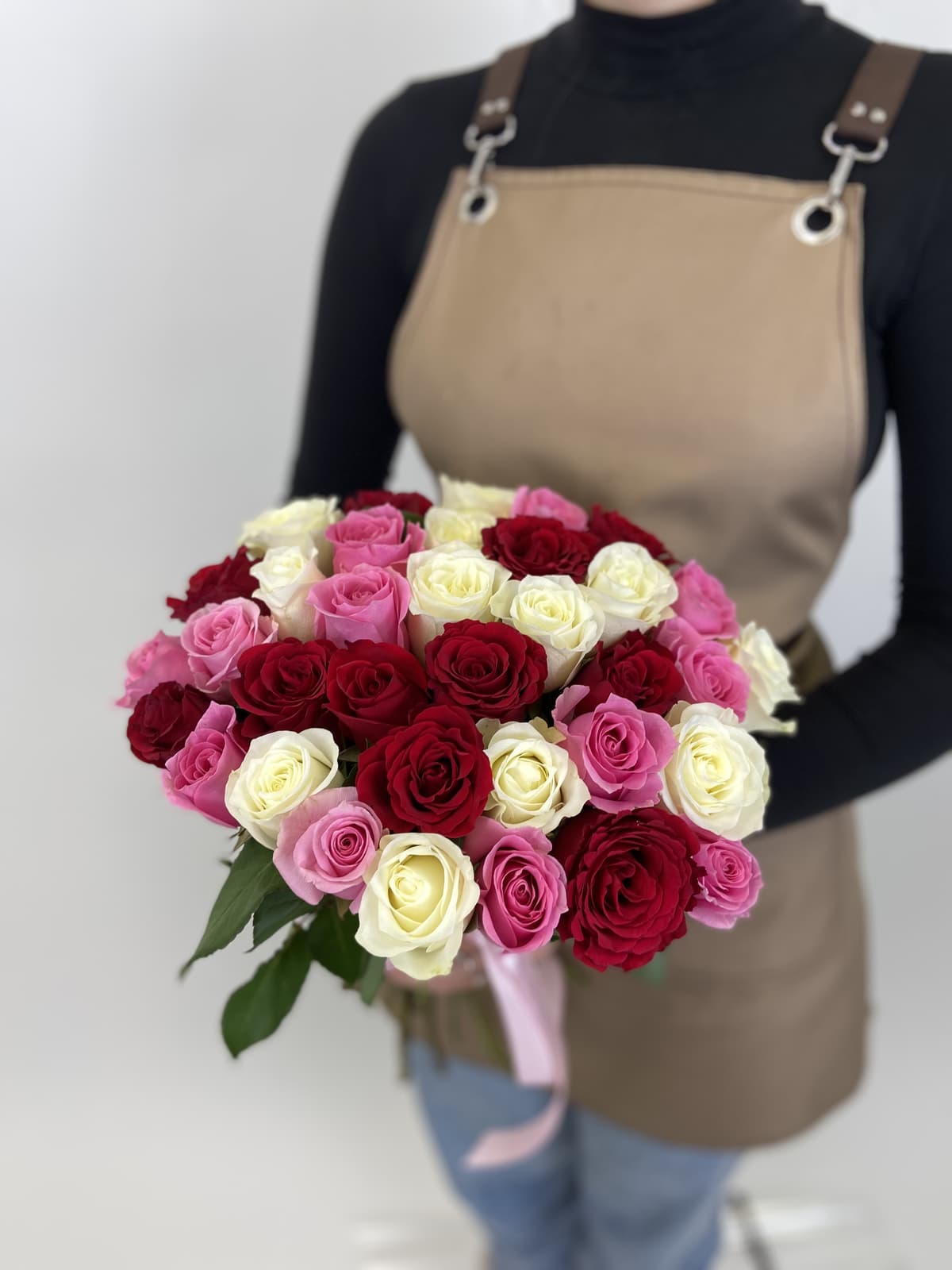 Красочный букет из 35 роз Кения микс 35-40см