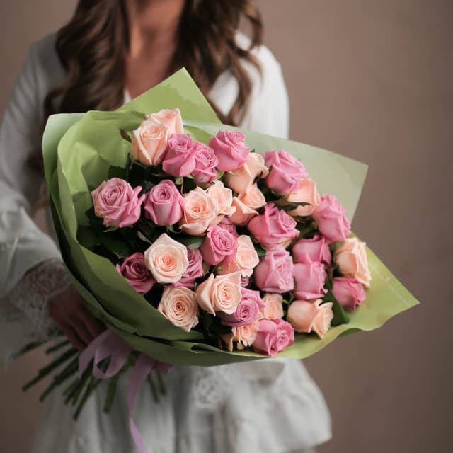 Букет из 35 сиреневых и персиковых Роз Эквадор в матовой бумаге 70 см Букет из 35 сиреневых и персиковых Роз Эквадор в матовой бумаге 70 см