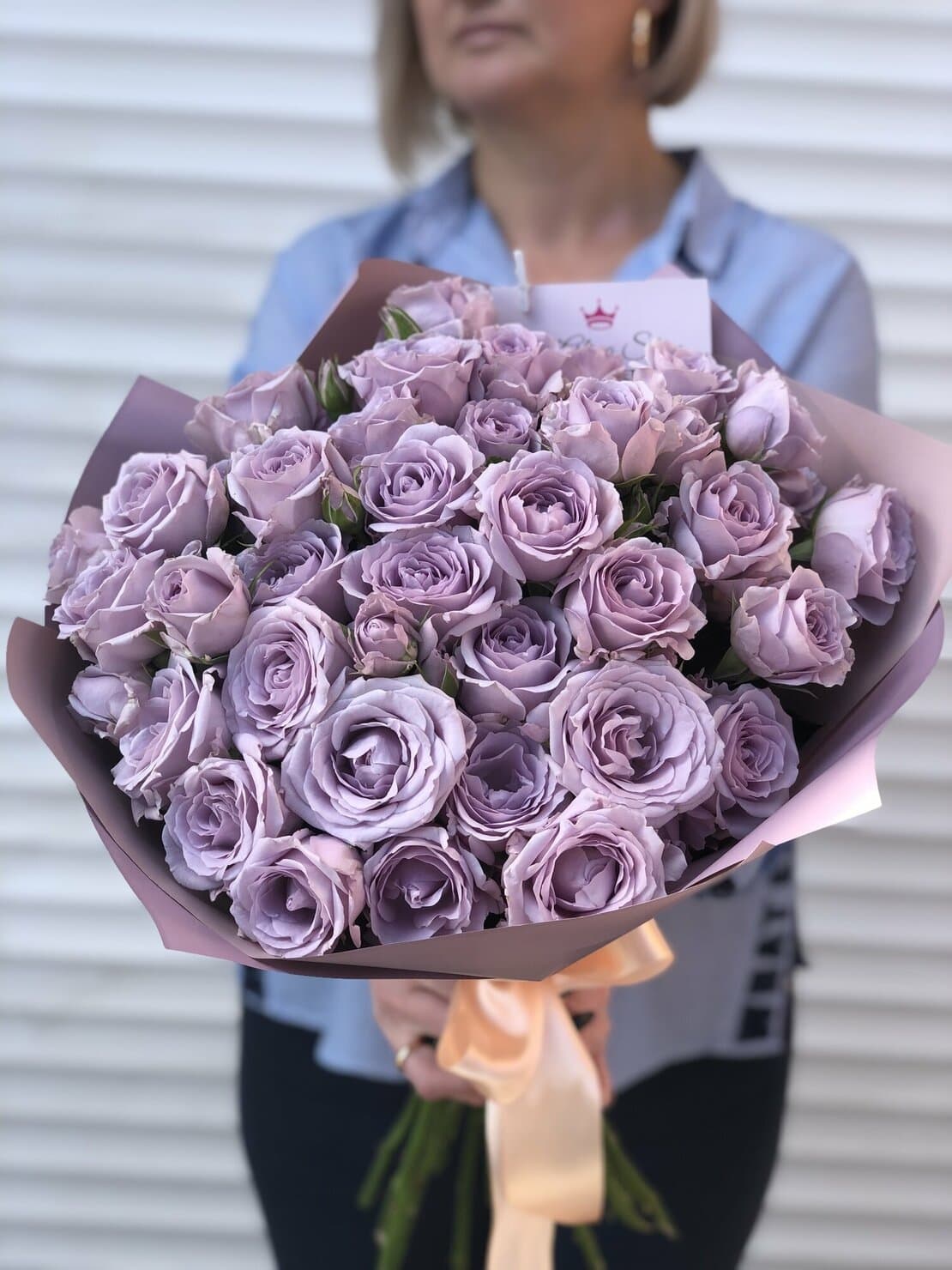 Букет из 35 сиреневых Роз Эквадор в матовой бумаге 50 см