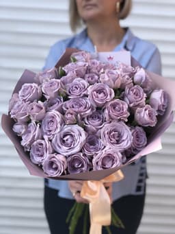 Букет из 35 сиреневых Роз Эквадор в матовой бумаге 60 см