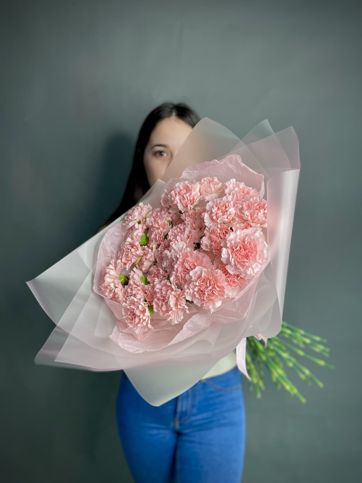 Свежий букет из 39 розовых диантусов в матовой бумаге