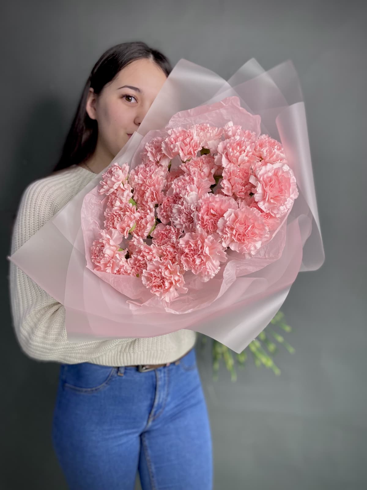 Свежий букет из 39 розовых диантусов в матовой бумаге