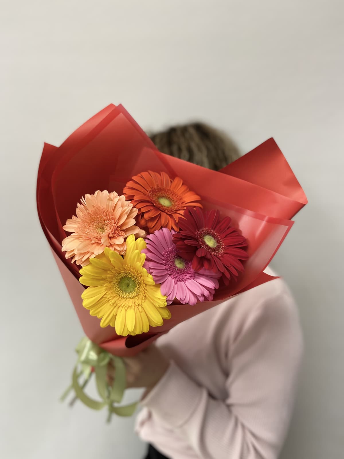 Красивый букет из 5 Гербер в матовой бумаге