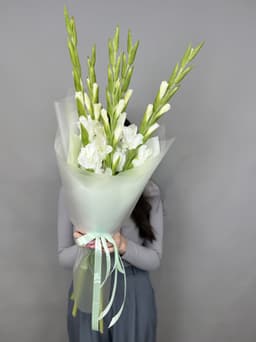 Букет из 5 Гладиолусов в матовой бумаге