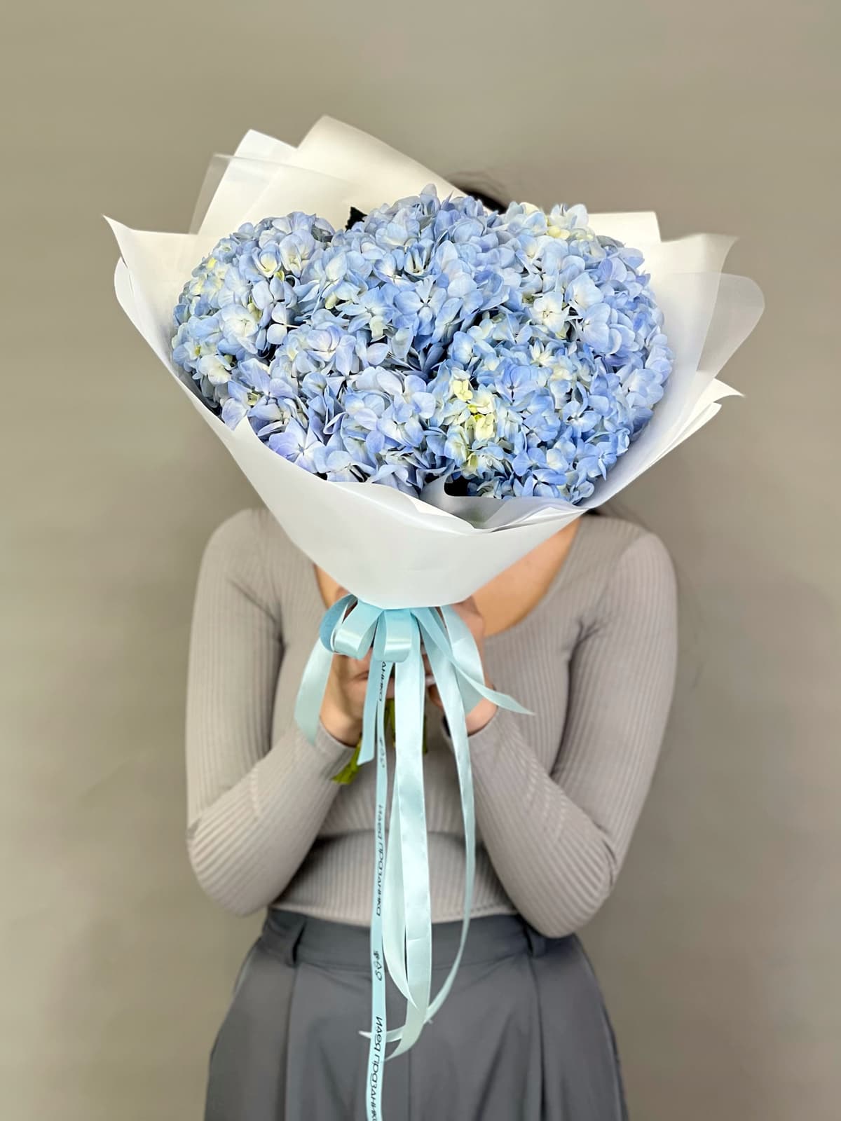 Цветочный букет из 5 голубых гортензий