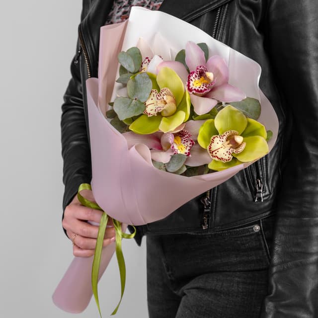 Свежий букет из 5 Орхидей микс в матовой бумаге с зеленью Свежий букет из 5 Орхидей микс в матовой бумаге с зеленью