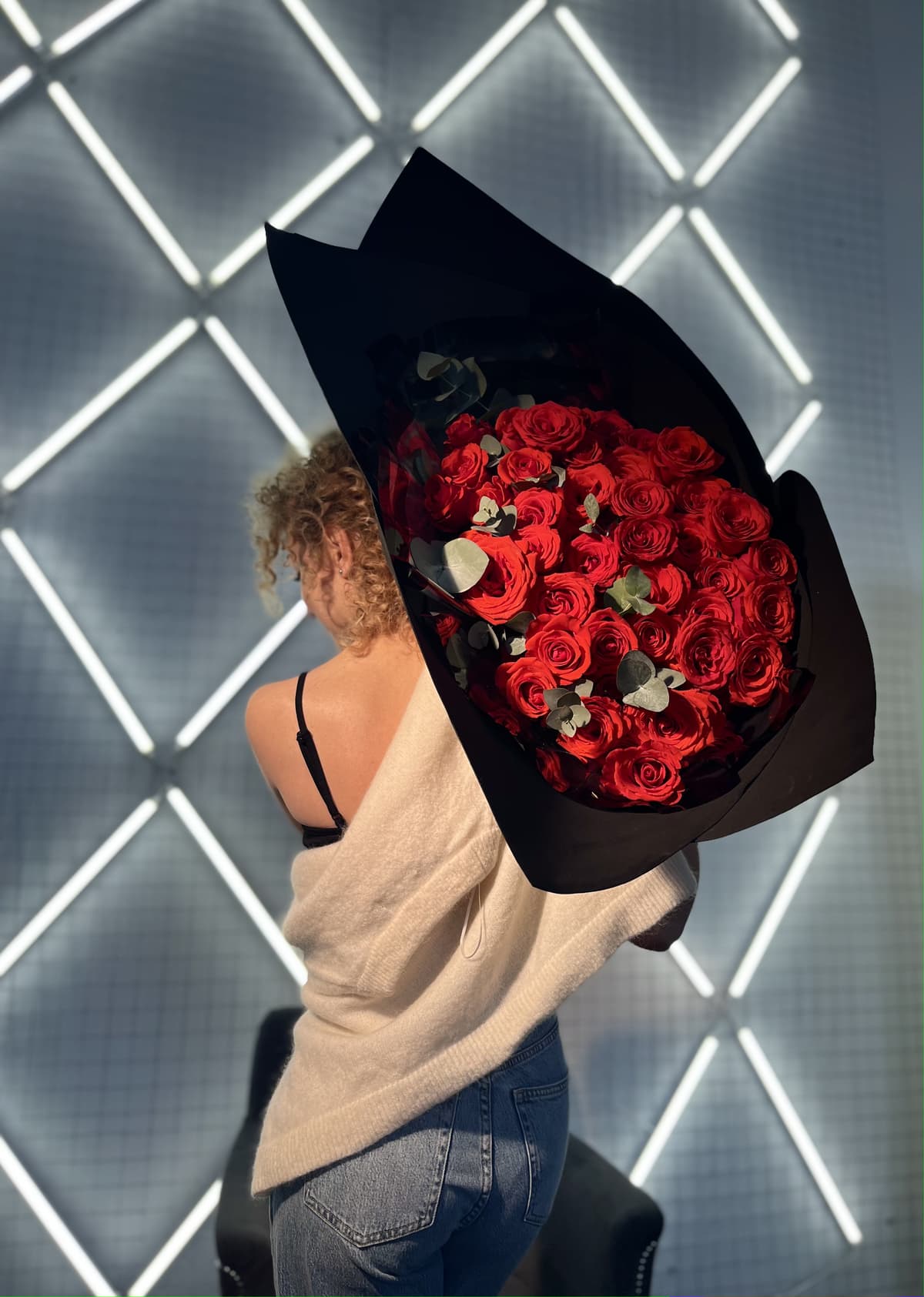 Роскошный букет из 51 Алой Розы с Эвкалиптом в фоамиране