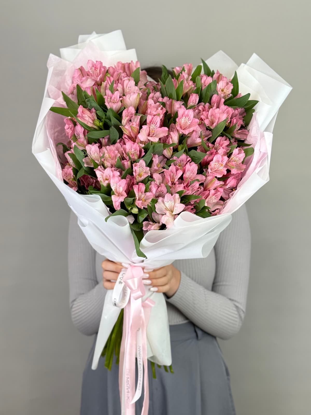 Прекрасный букет из 51 альстромерий "Primadonna"