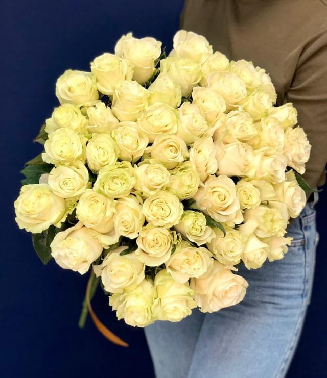 Стильный букет из 51 белых роз 50 см Стильный букет из 51 белых роз 50 см