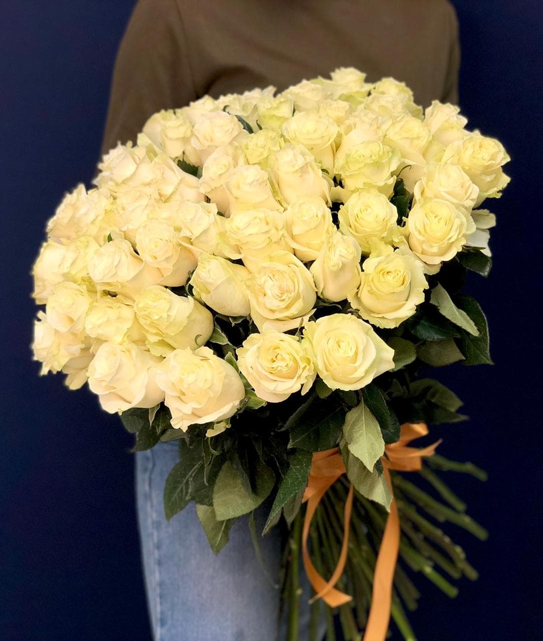 Стильный букет из 51 белых роз 50 см