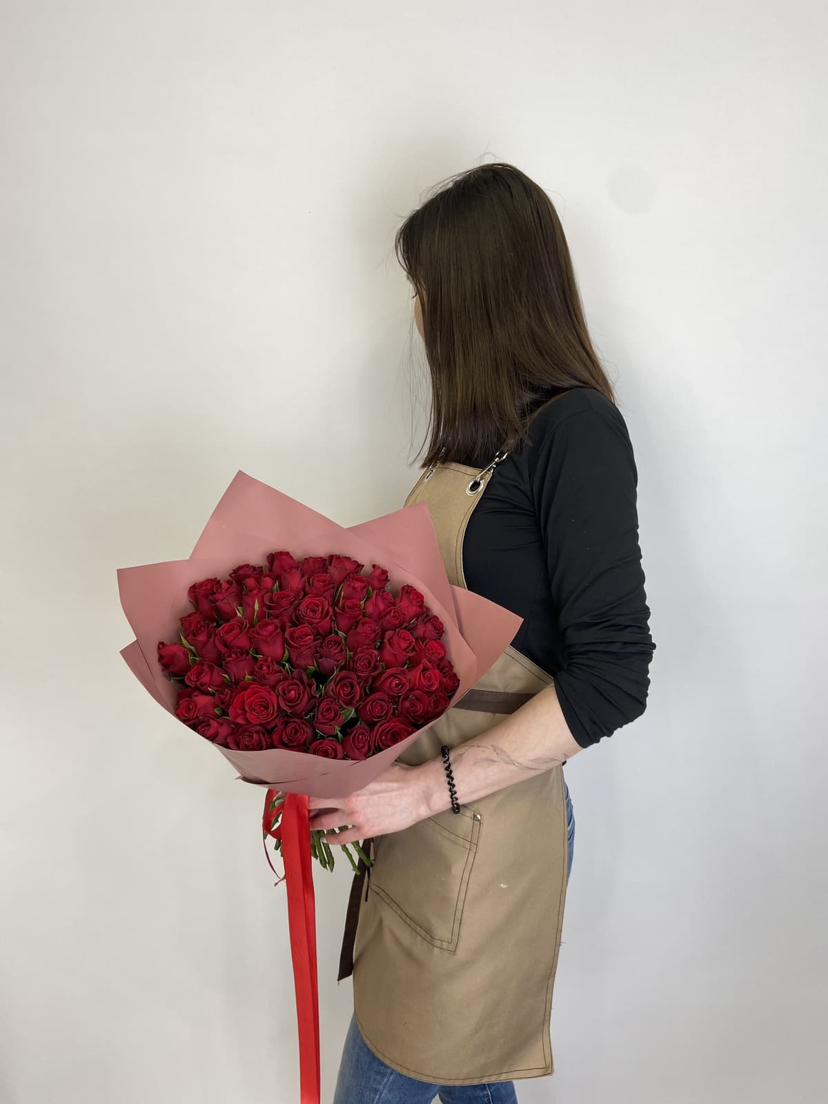Красивый букет из 51 красных роз Кения 35-40см в матовом