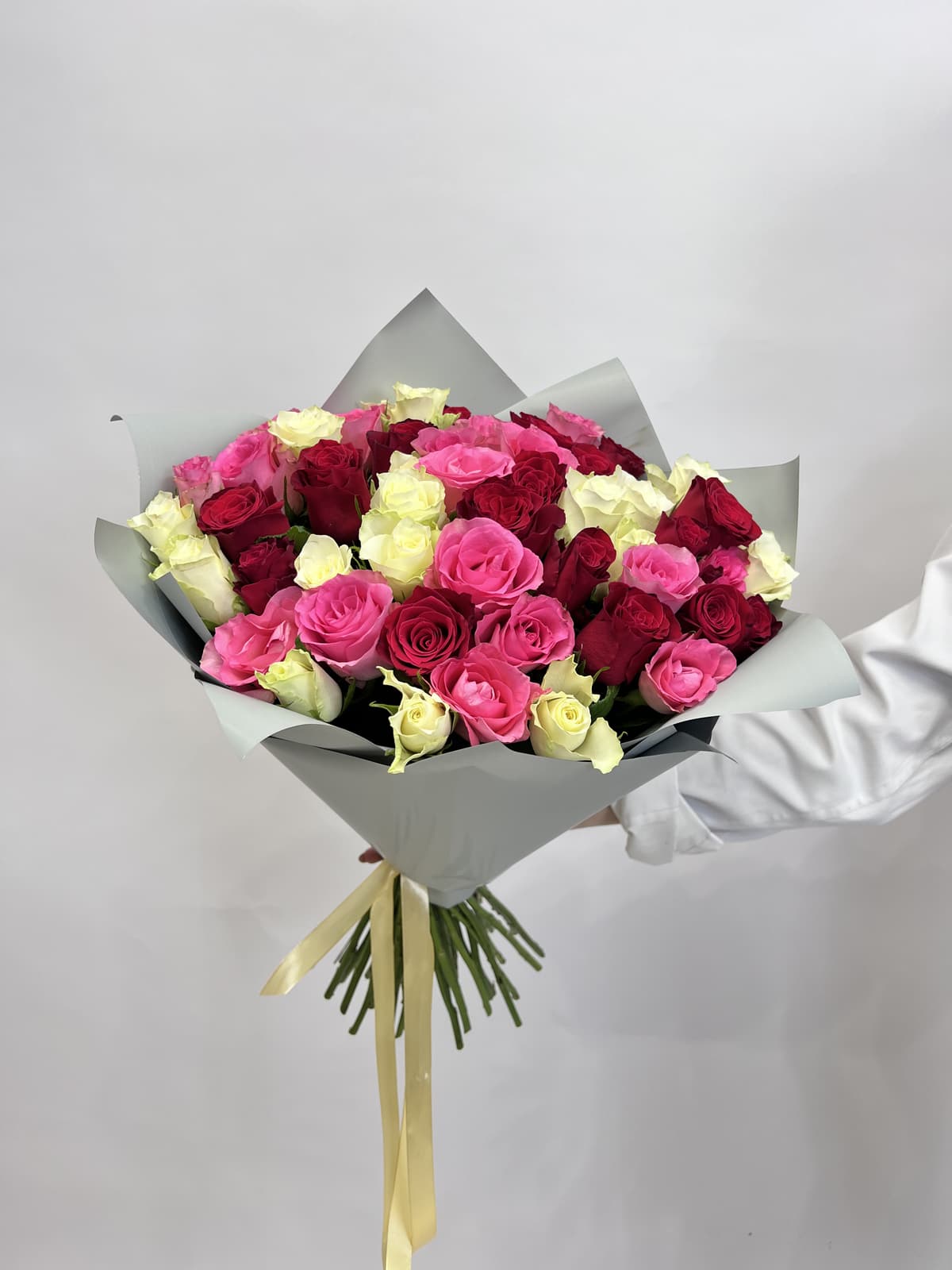 Стильный букет из 51 микс роз стандарт 50 см в оформлении