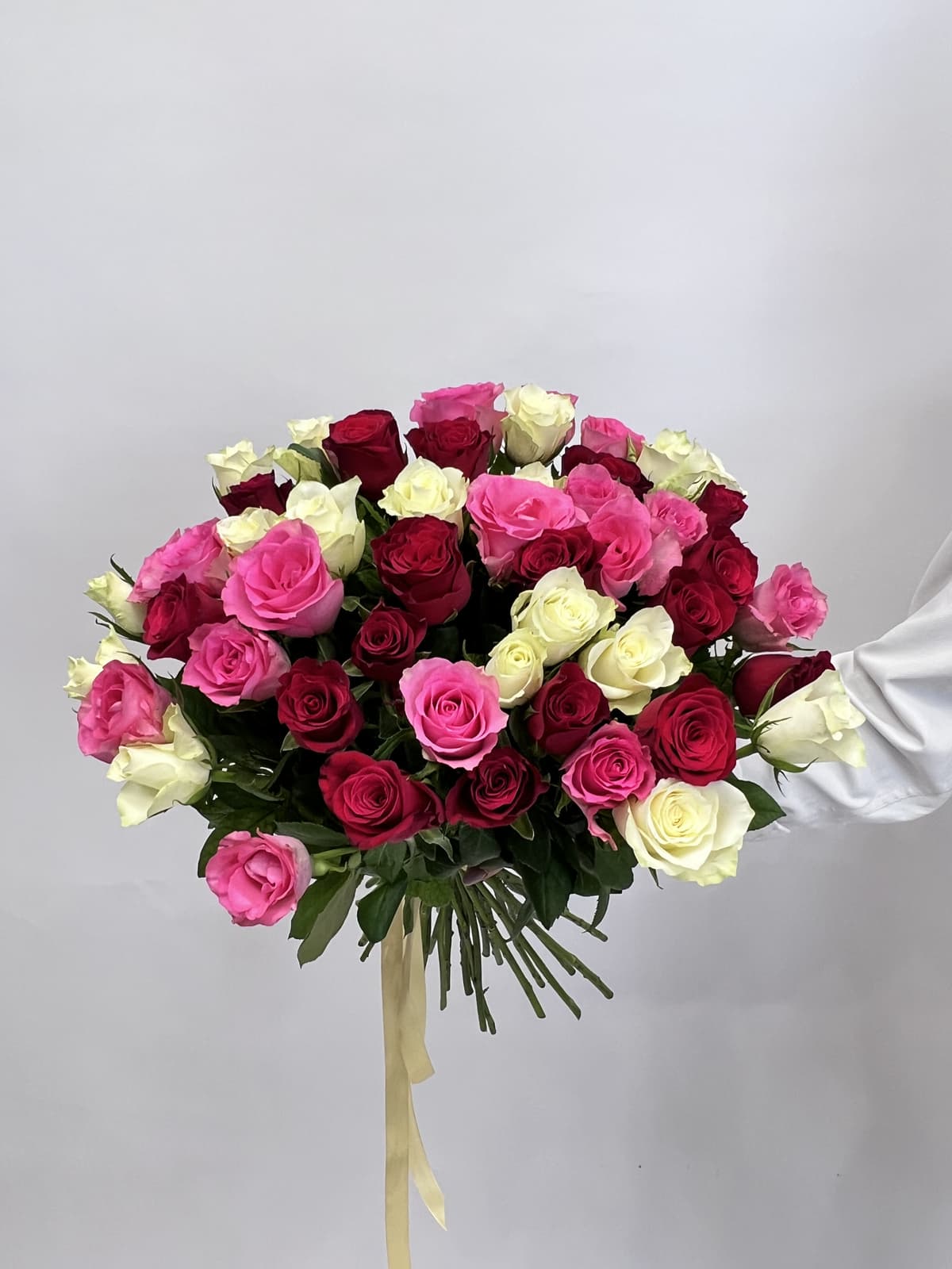 Весенний букет из 51 микс роз стандарт 50 см