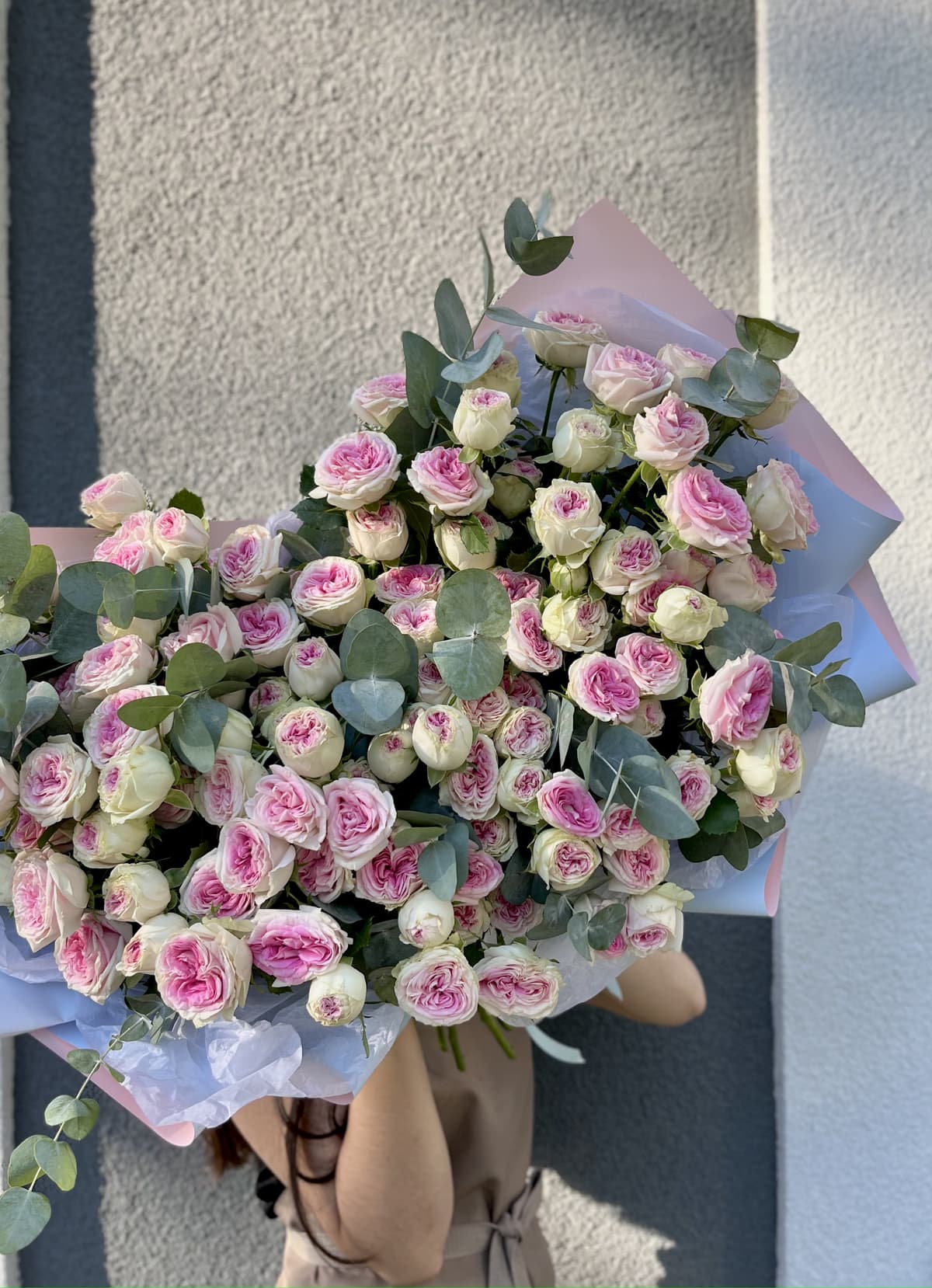 Дизайнерский букет из 51 пионовидной кустовой розы Gelato с эвкалиптом