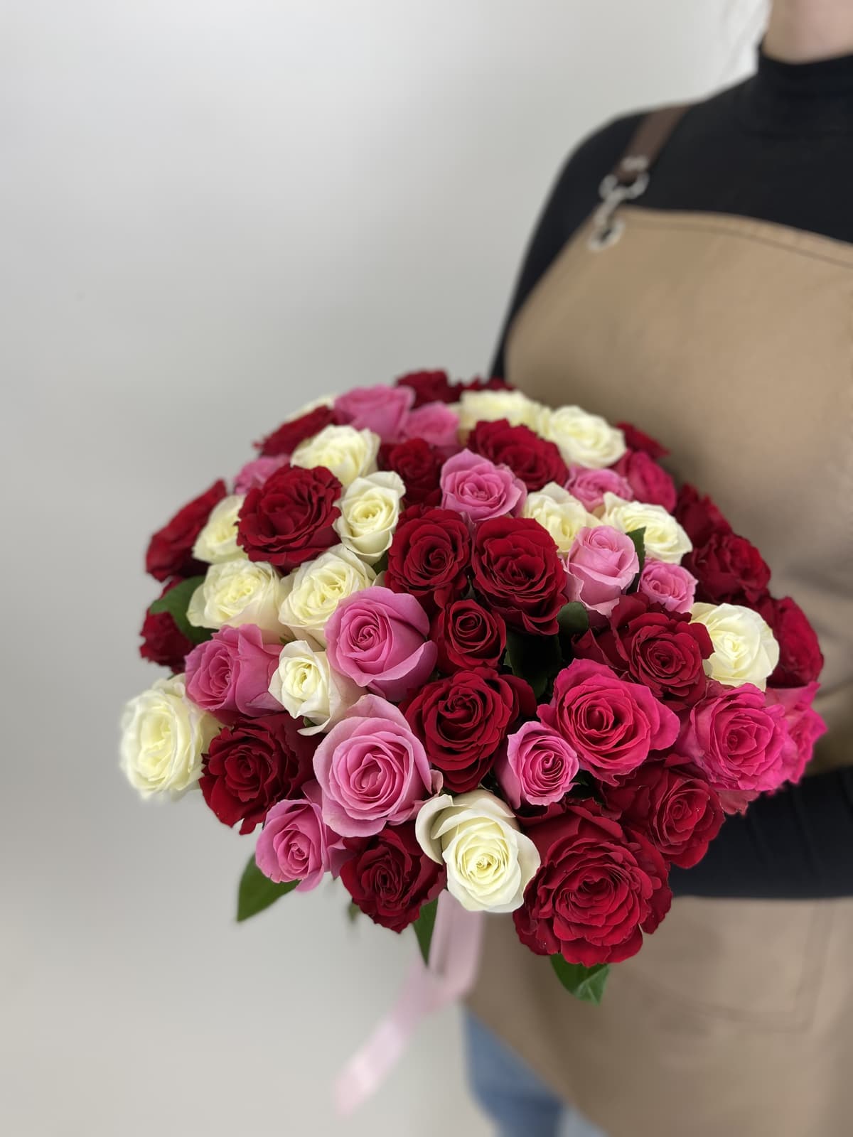 Шикарный букет из 51 роз Кения микс 35-40см