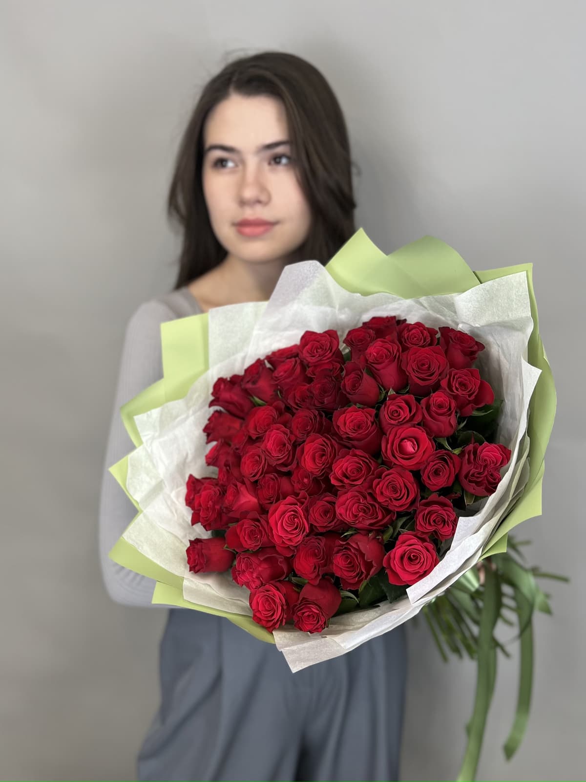 Классический букет из 51 стандартной красной розы в упаковке