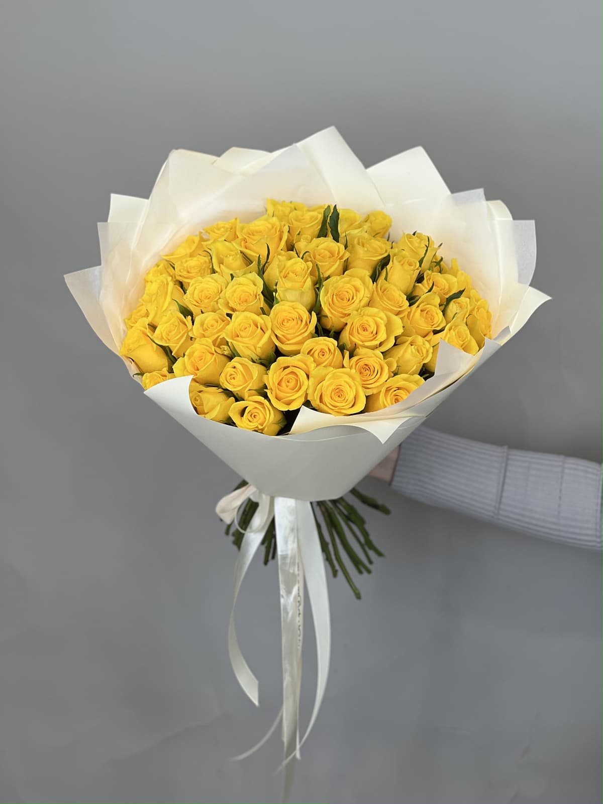 Стильный букет из 51 желтой розы Кения 35-40 см в матовой бумаге