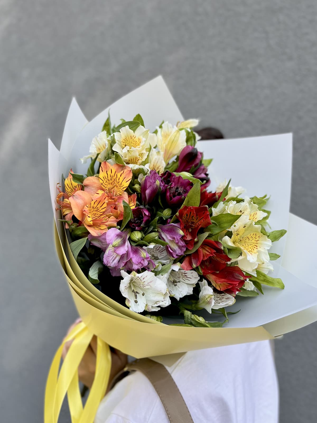 Цветочный букет из 7 Альстромерий микс в матовой бумаге