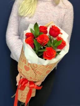 Букет из 7 алых Роз Эквадор в крафте с зеленью 60 см