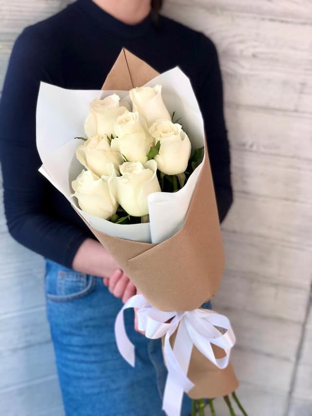 Букет из 7 белых Роз Эквадор в крафте 50 см Букет из 7 белых Роз Эквадор в крафте 50 см