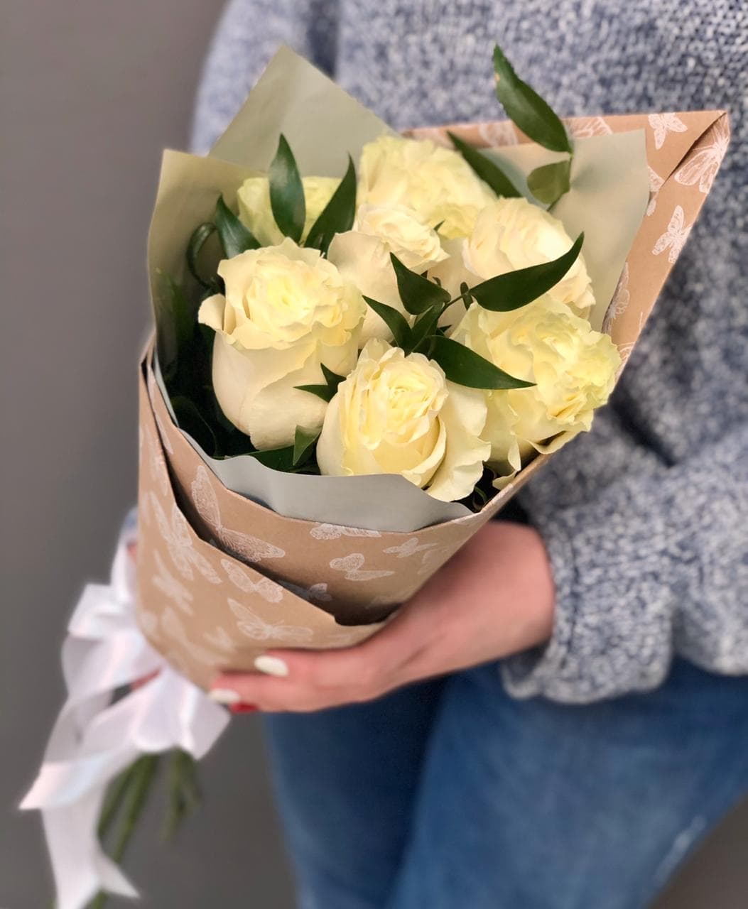 Букет из 7 белых Роз Эквадор в крафте с зеленью 50 см