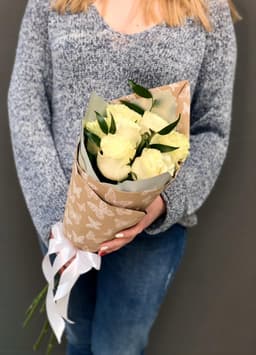 Букет из 7 белых Роз Эквадор в крафте с зеленью 60 см