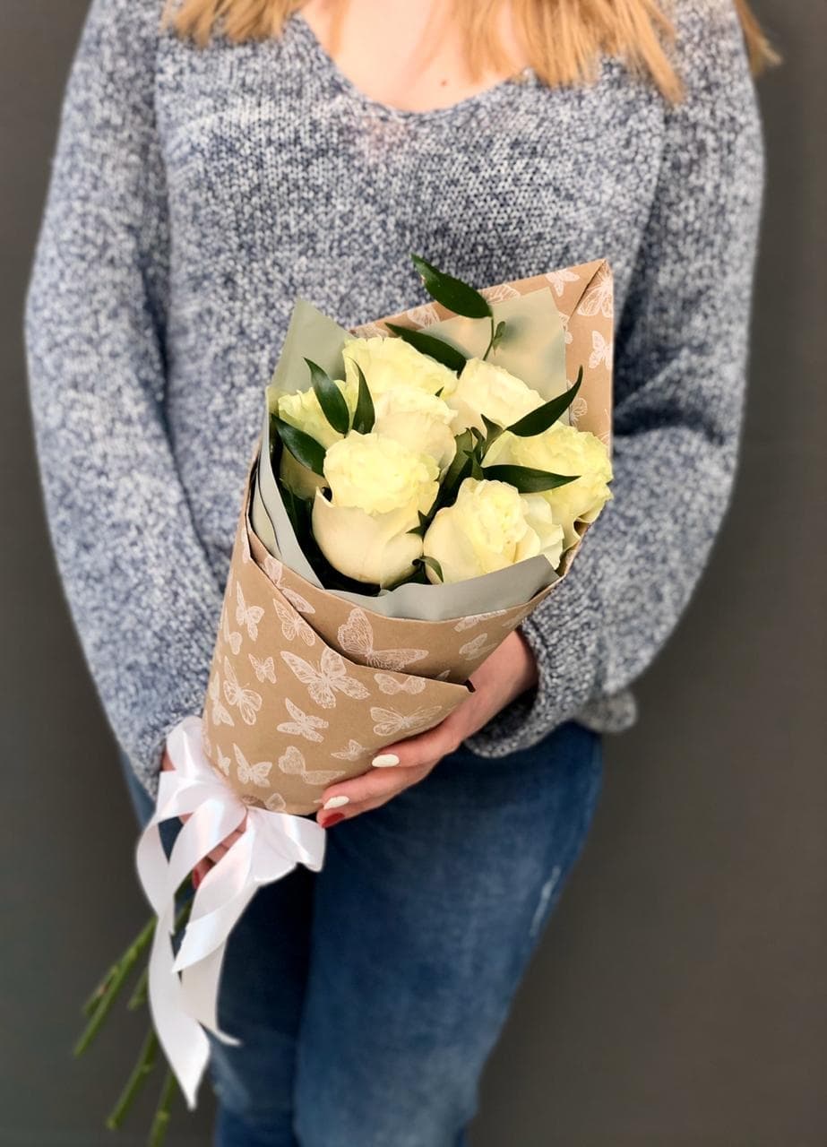 Мини букет из 7 белых Роз Эквадор в крафте с зеленью 70 см