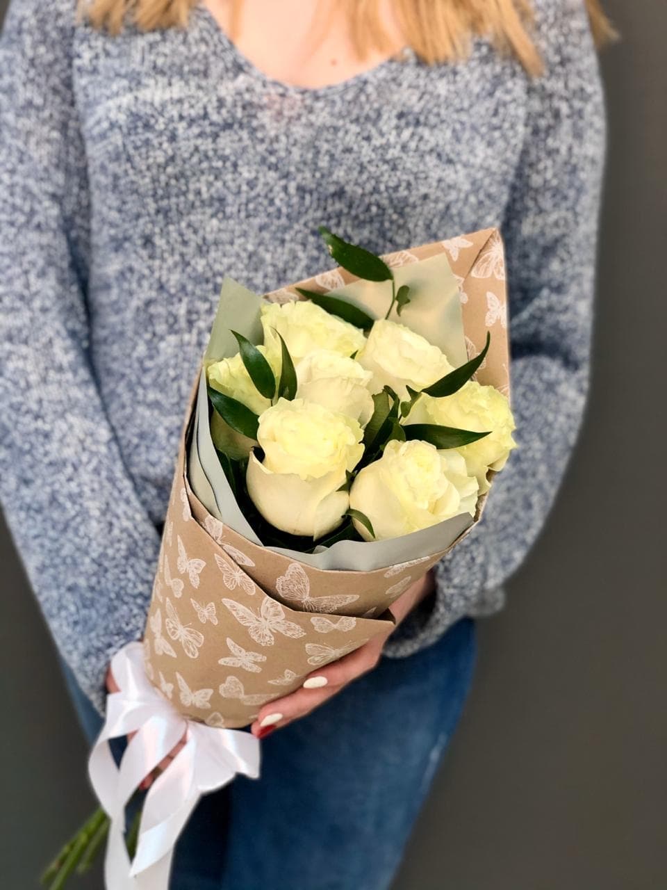 Букет из 7 белых Роз Эквадор в крафте с зеленью 80 см