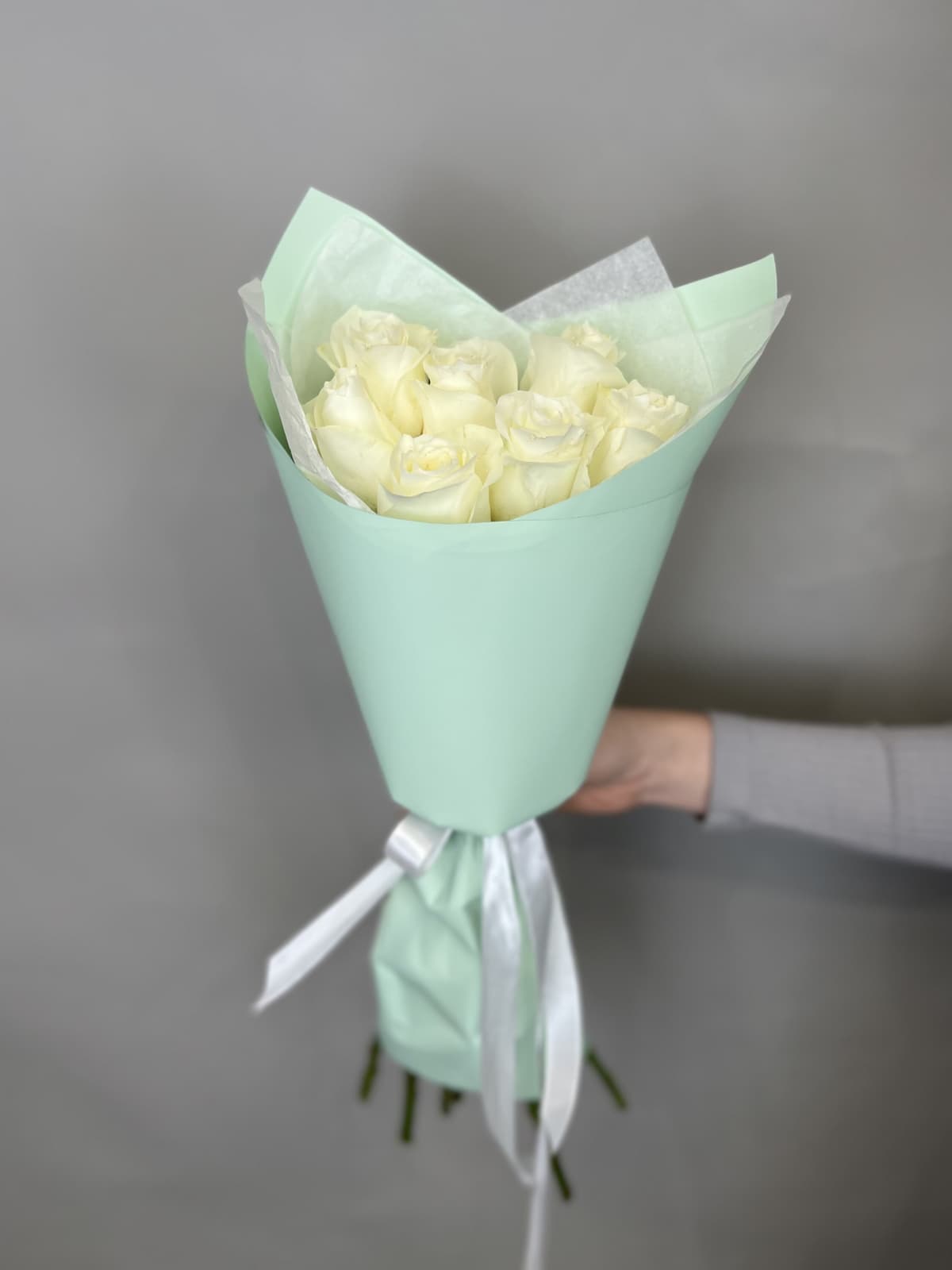 Дизайнерский букет из 7 белых роз стандарт 50 см в оформлении