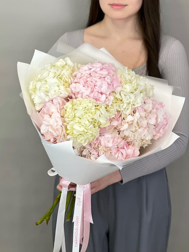 Букет из 7 гортензий "Blush" Букет из 7 гортензий "Blush"