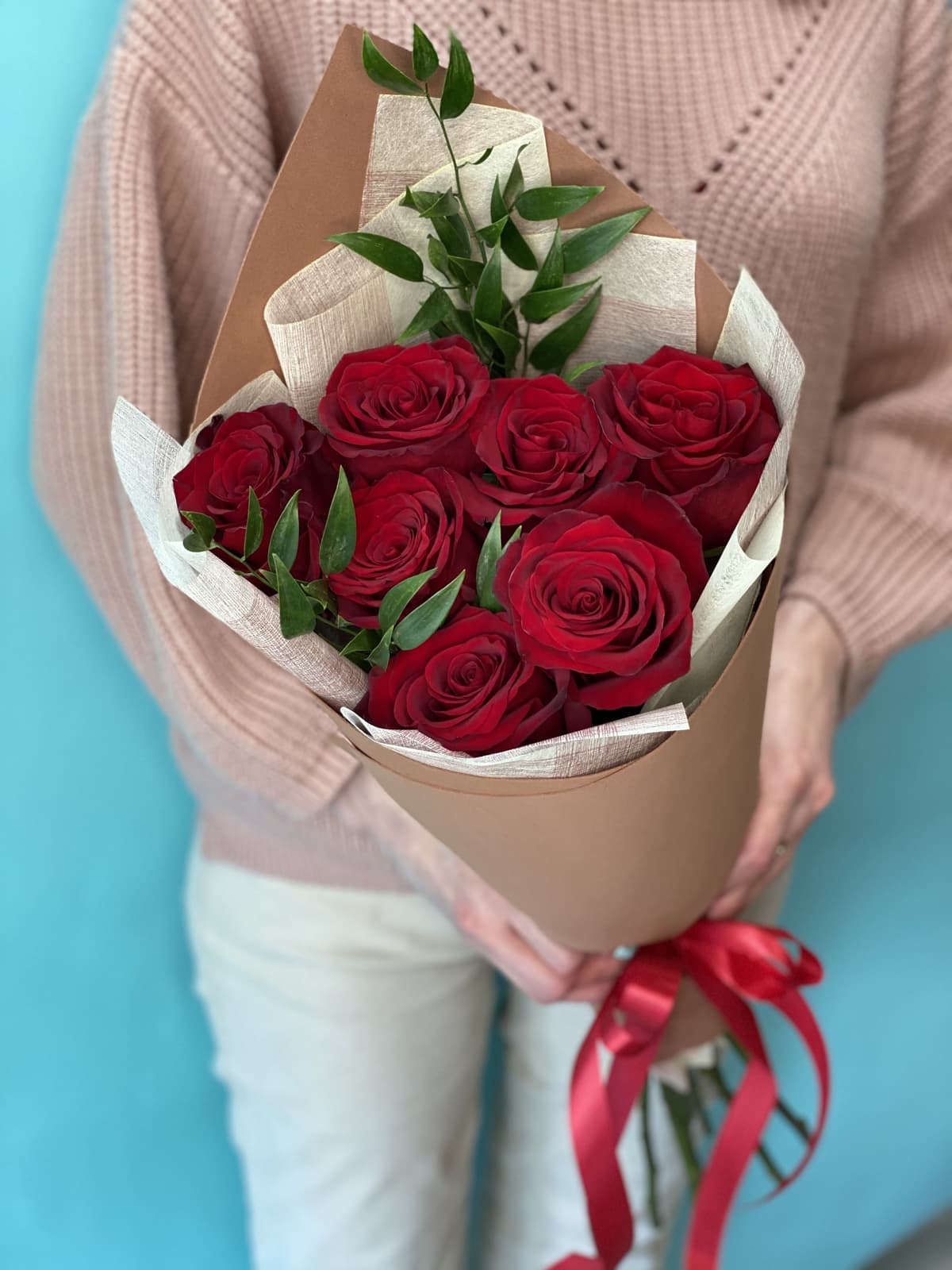 Весенний букет из 7 красных роз Эквадор в фоамиране 100 см