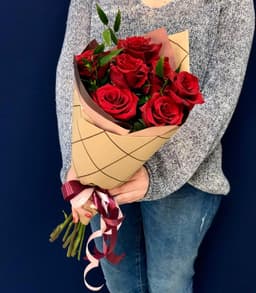 Букет из 7 красных Роз Эквадор в крафте с зеленью 100 см