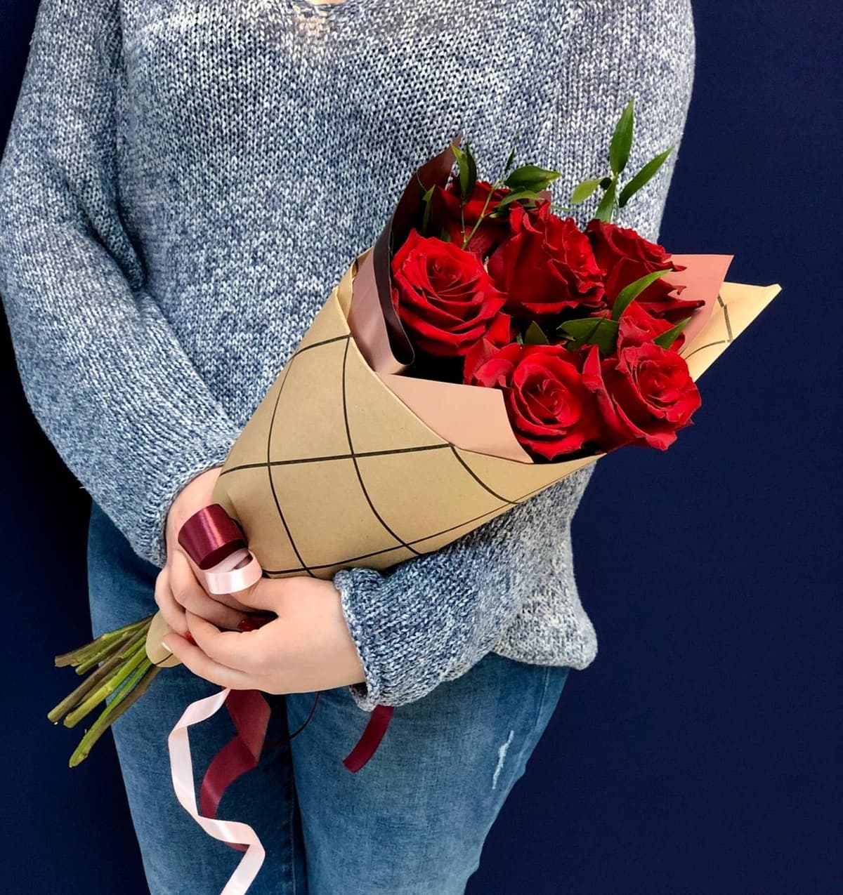 Букет из 7 красных Роз Эквадор в крафте с зеленью 80 см