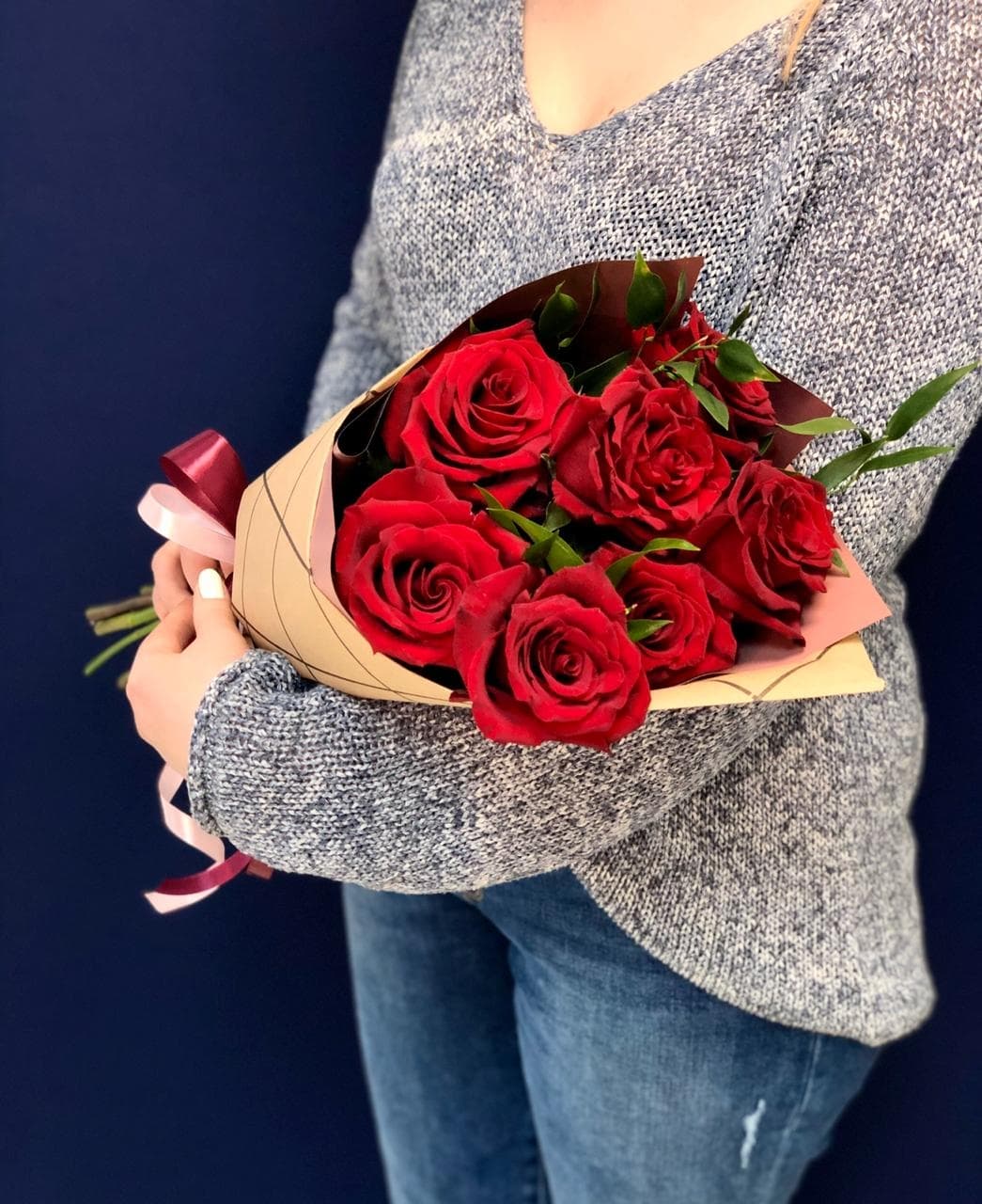 Букет из 7 красных Роз Эквадор в крафте с зеленью 90 см