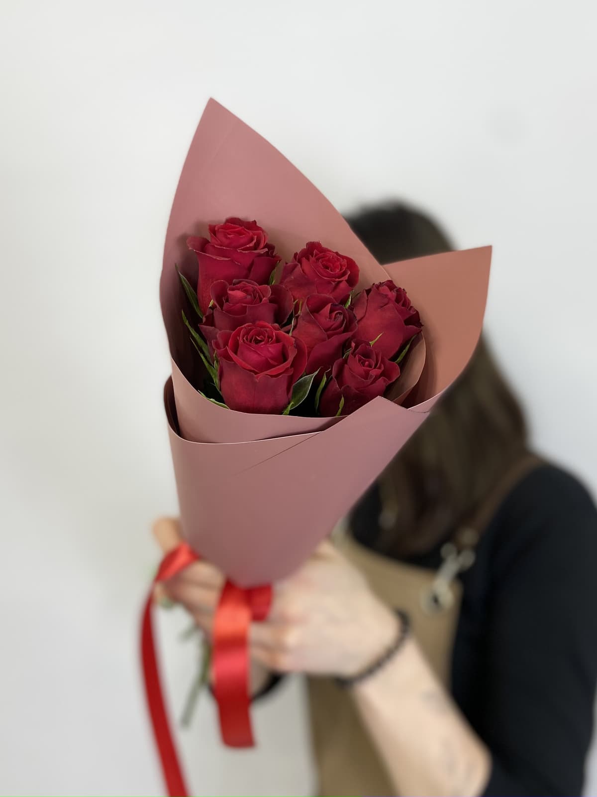 Весенний букет из 7 красных роз Кения 35-40 см в матовом оформлении