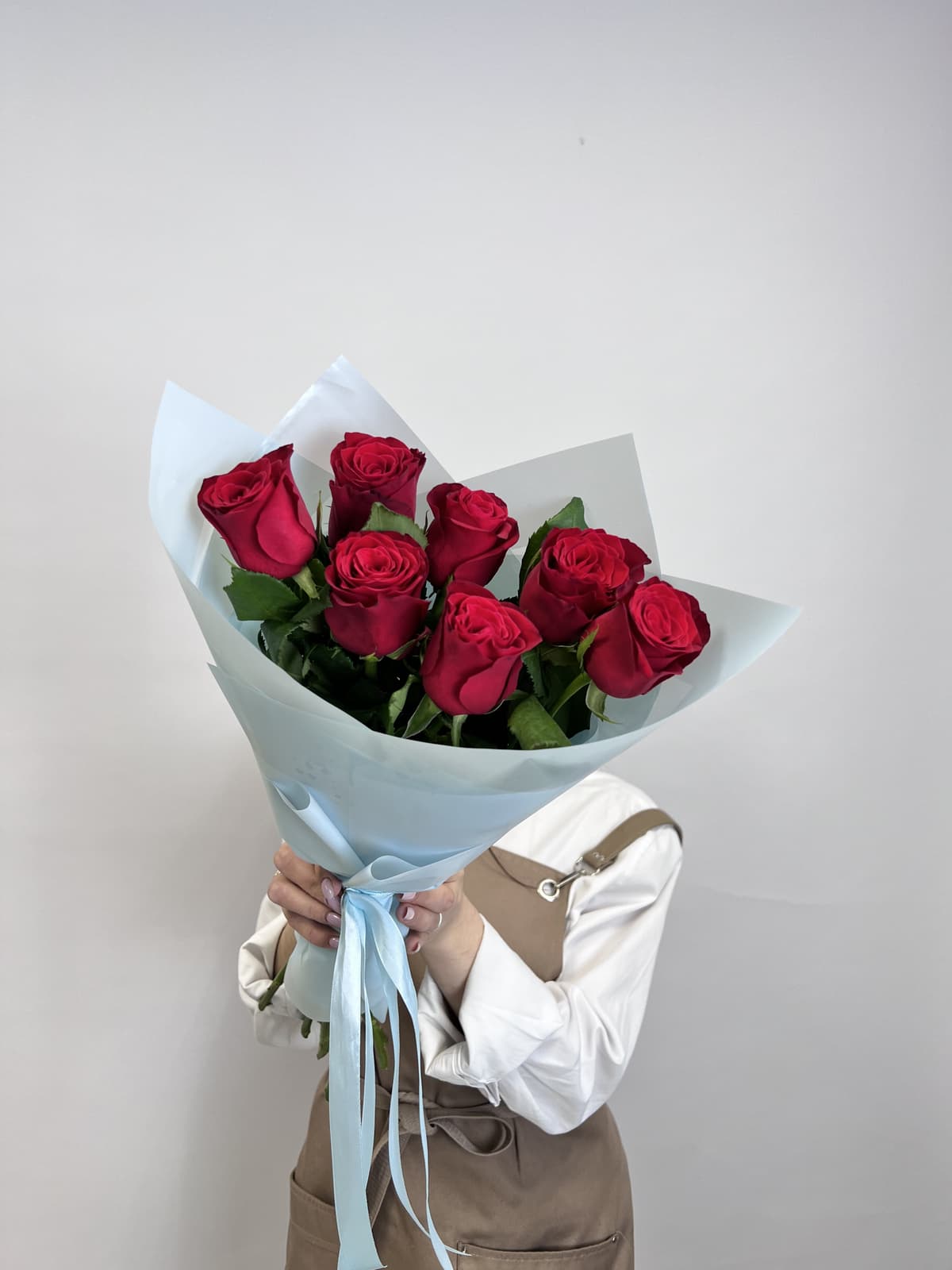 Букет из 7 красных роз стандарт 50 см в оформлении