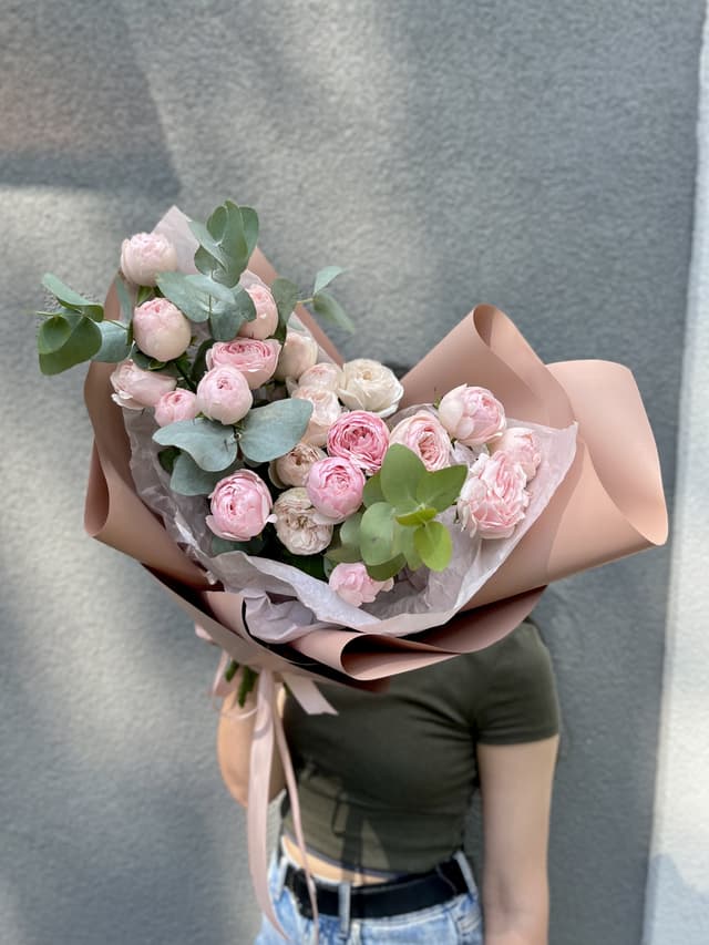 Любимый букет из 7 пионовидных кустовых роз Mansfield Park с эвкалиптом Любимый букет из 7 пионовидных кустовых роз Mansfield Park с эвкалиптом