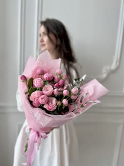 Цветочный букет из 7 пионовидных кустовых роз с зеленью