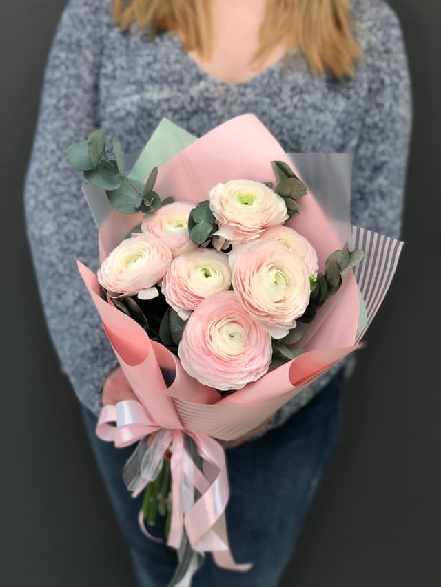 Букет из 7 Ранункулюсов в матовой бумаге Букет из 7 Ранункулюсов в матовой бумаге