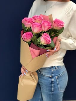 Букет из 7 розовых Роз Эквадор в крафте 70 см