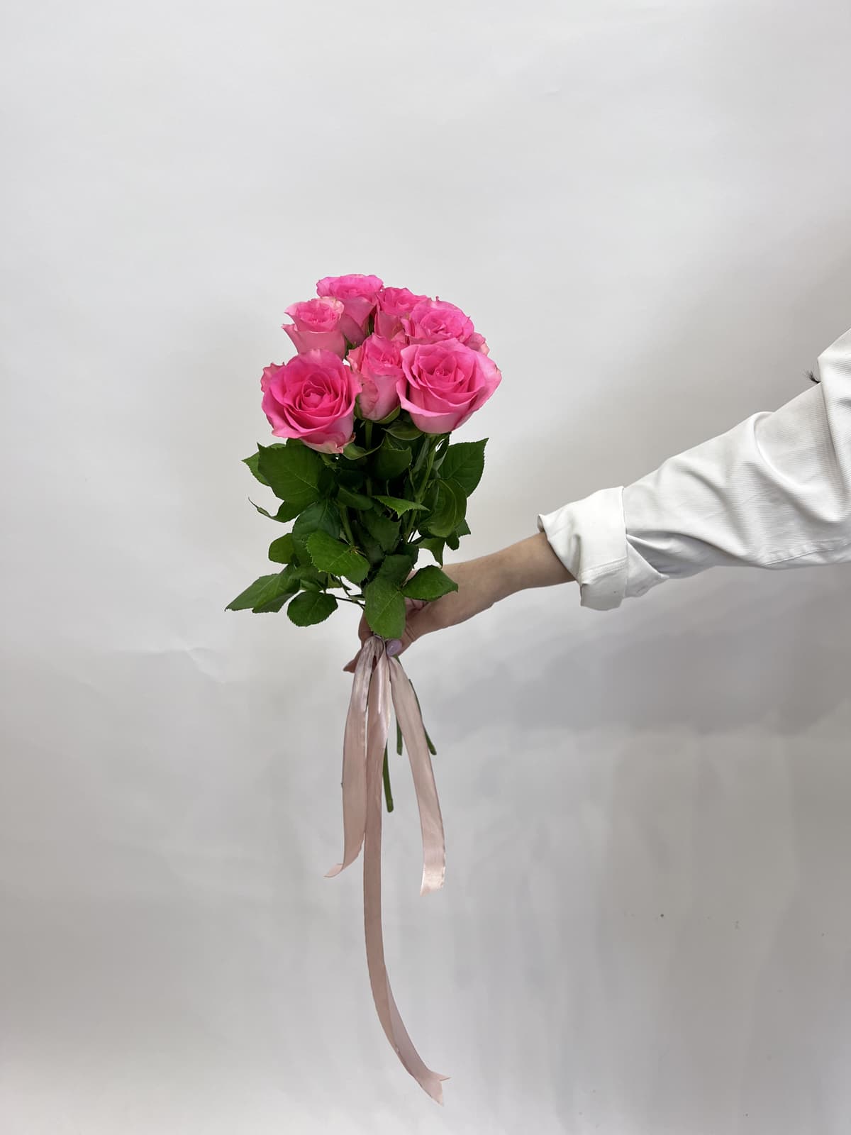 Свежий букет из 7 розовых роз стандарт 50 см