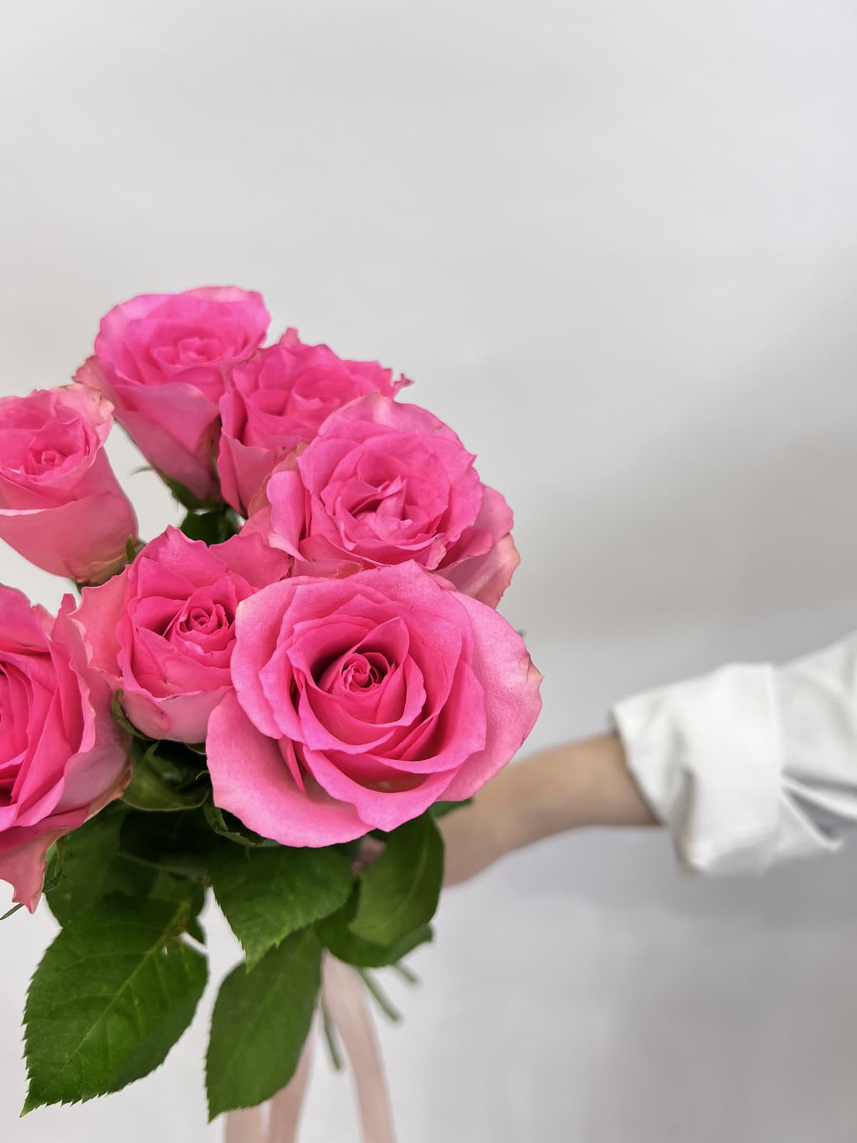 Свежий букет из 7 розовых роз стандарт 50 см