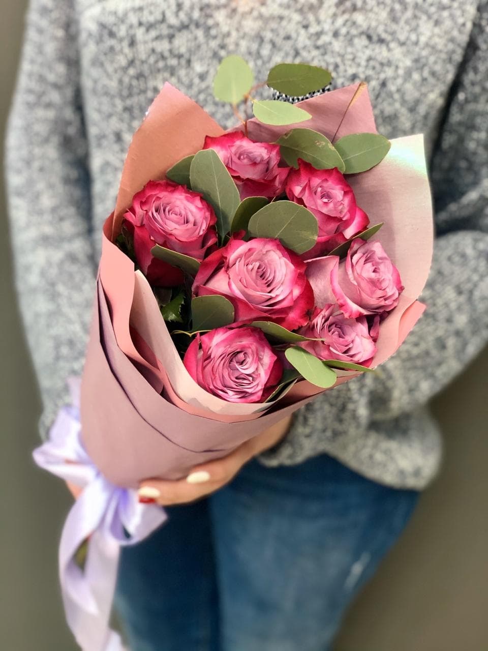 Букет из 7 сиреневых Роз Эквадор в матовой бумаге с зеленью 50 см