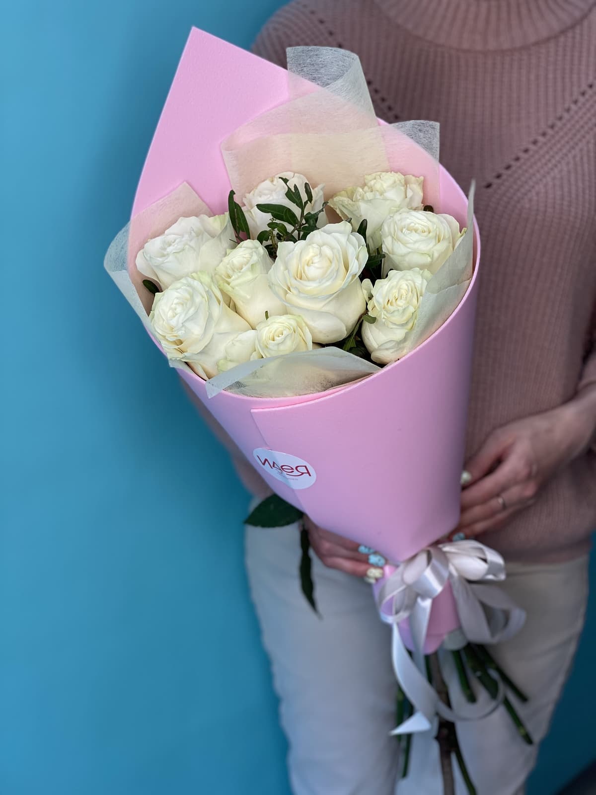 Нежный букет из 9 белых Роз Эквадор в фоамиране 70 см