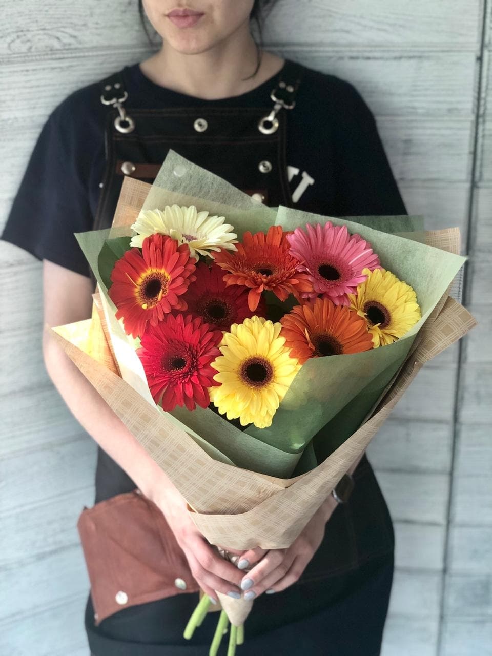 Цветочный букет из 9 гербер в крафте