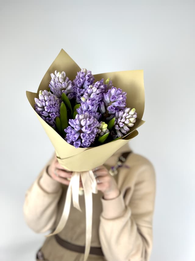 Букет из 9 Гиацинтов в матовой бумаге Букет из 9 Гиацинтов в матовой бумаге