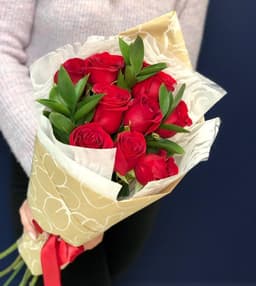 Нежный букет из 9 красных Роз Эквадор в крафте 70 см